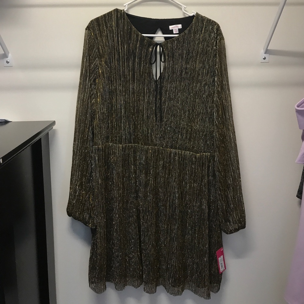 Sparkly long-sleeved dress with cutout back